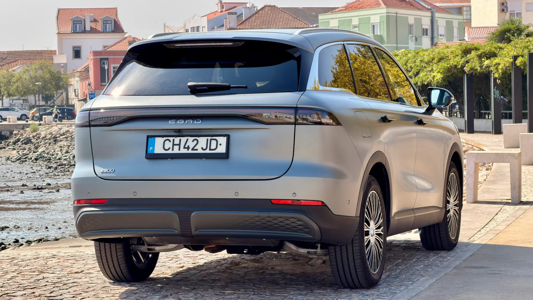 EBRO s900 visto de traseira
