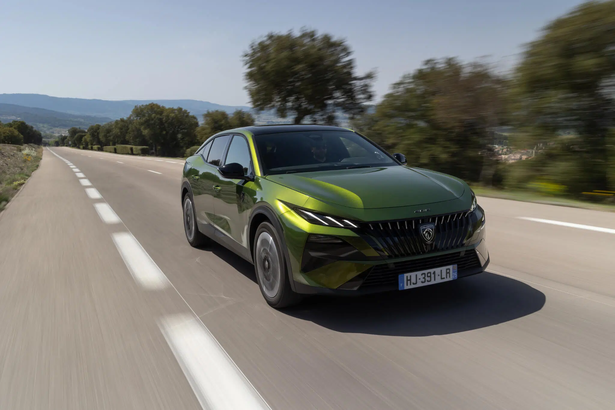 Peugeot 408 2026 na estrada, frente