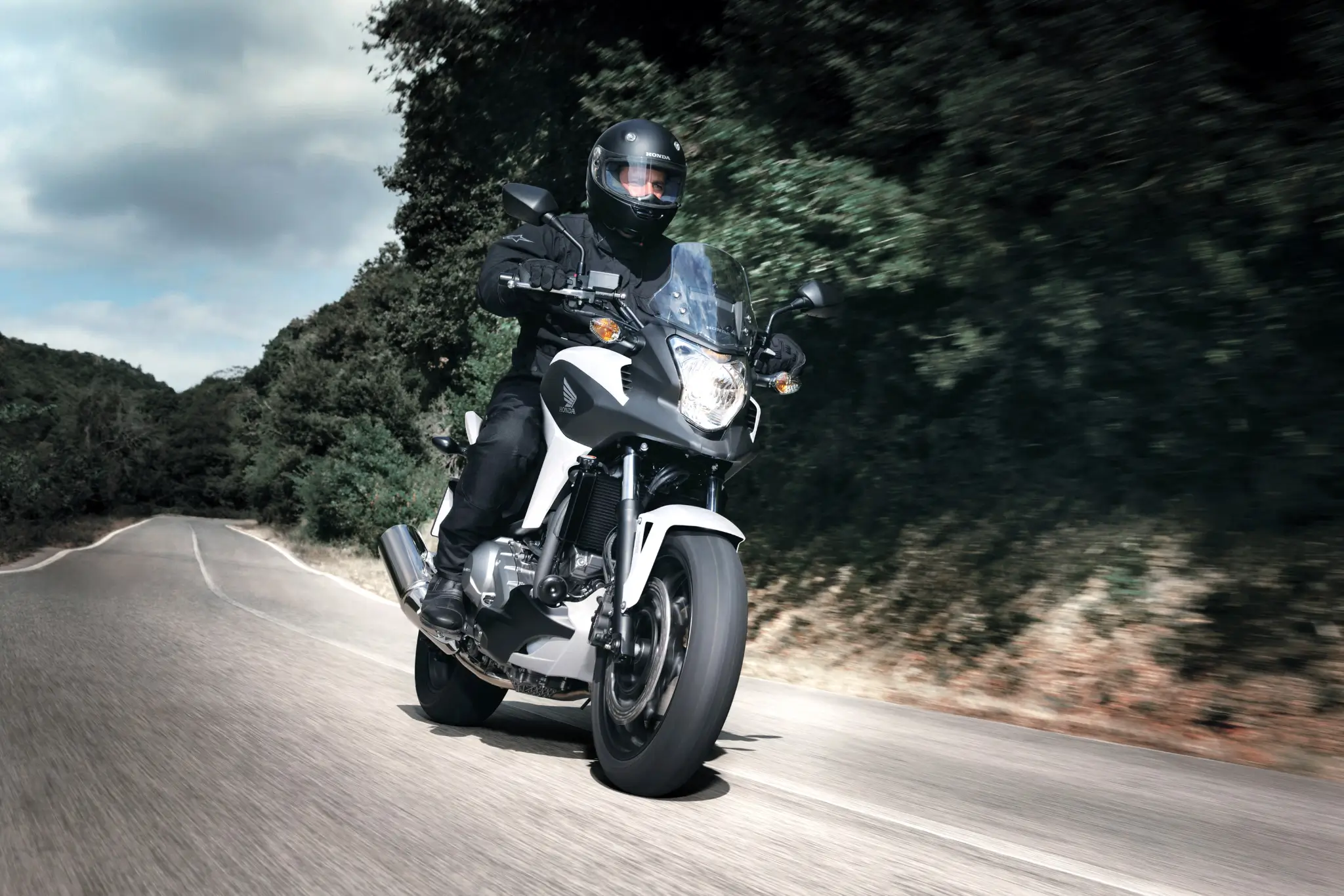 Honda NC700 X em movimento vista dianteira