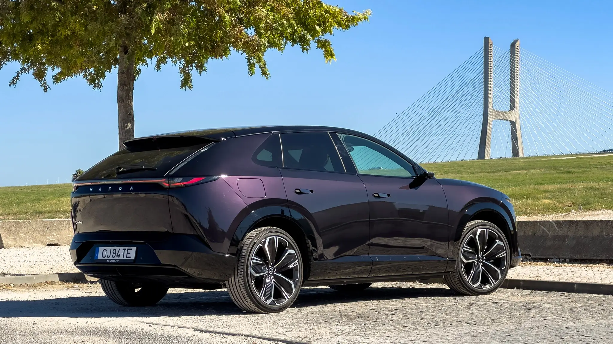 Mazda CX-6e, traseira 3/4