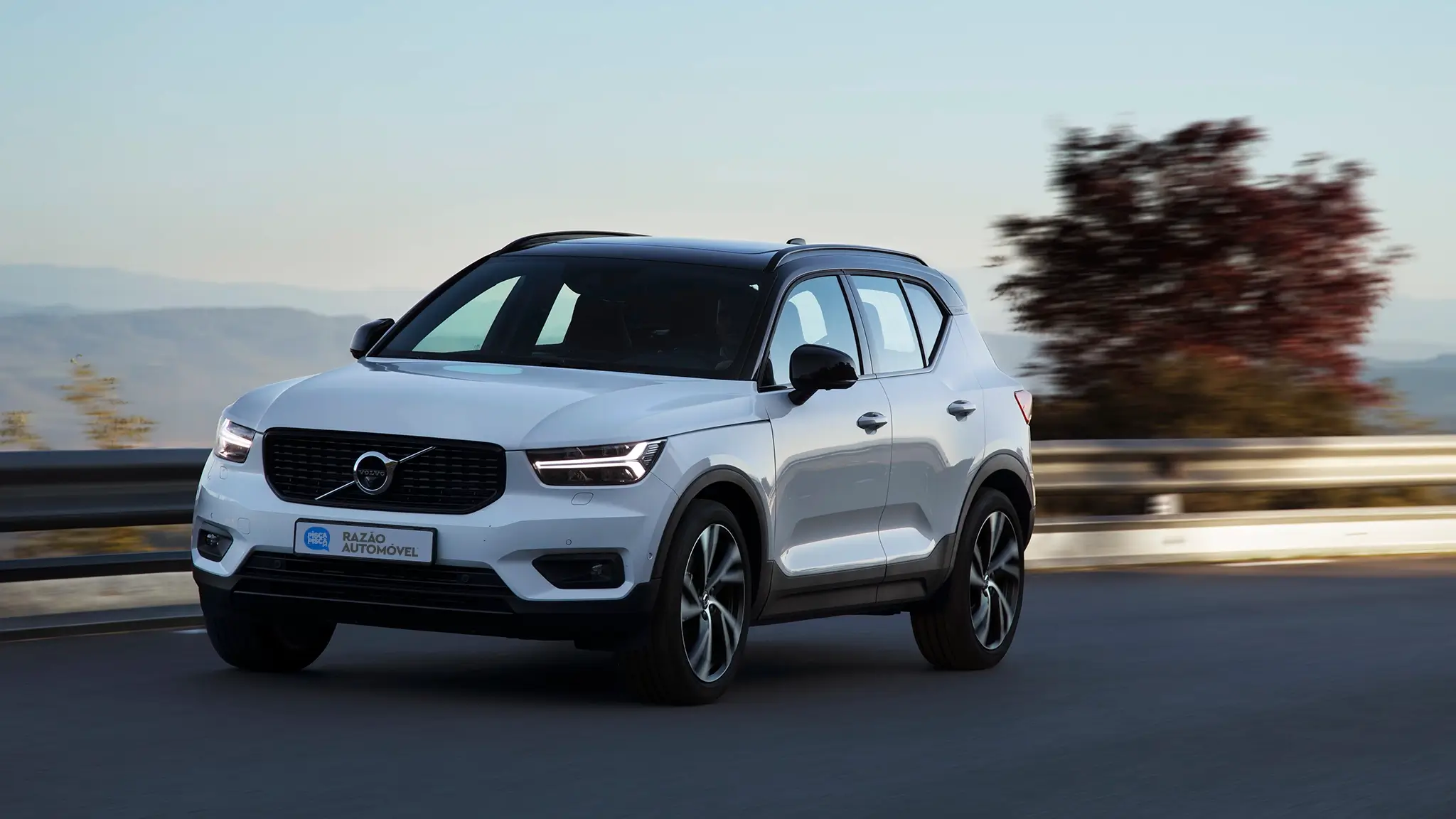 Volvo XC40 usado na estrada, frente 3/4