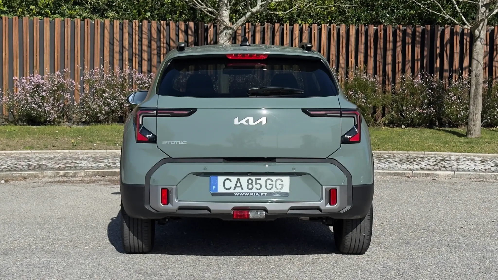 Kia Stonic 2026 traseira 3/4