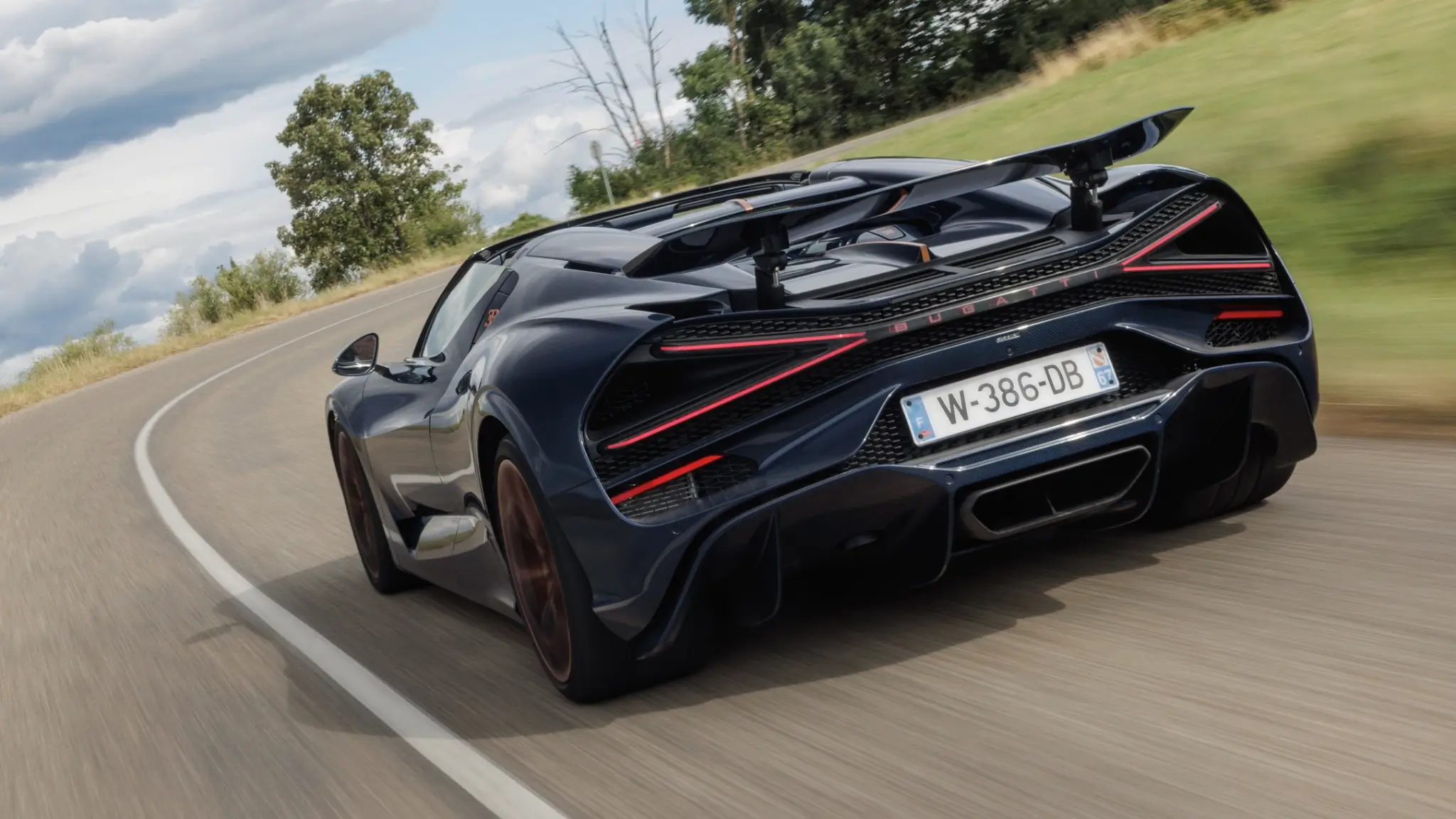 Bugatti W16 Mistral traseira 3/4