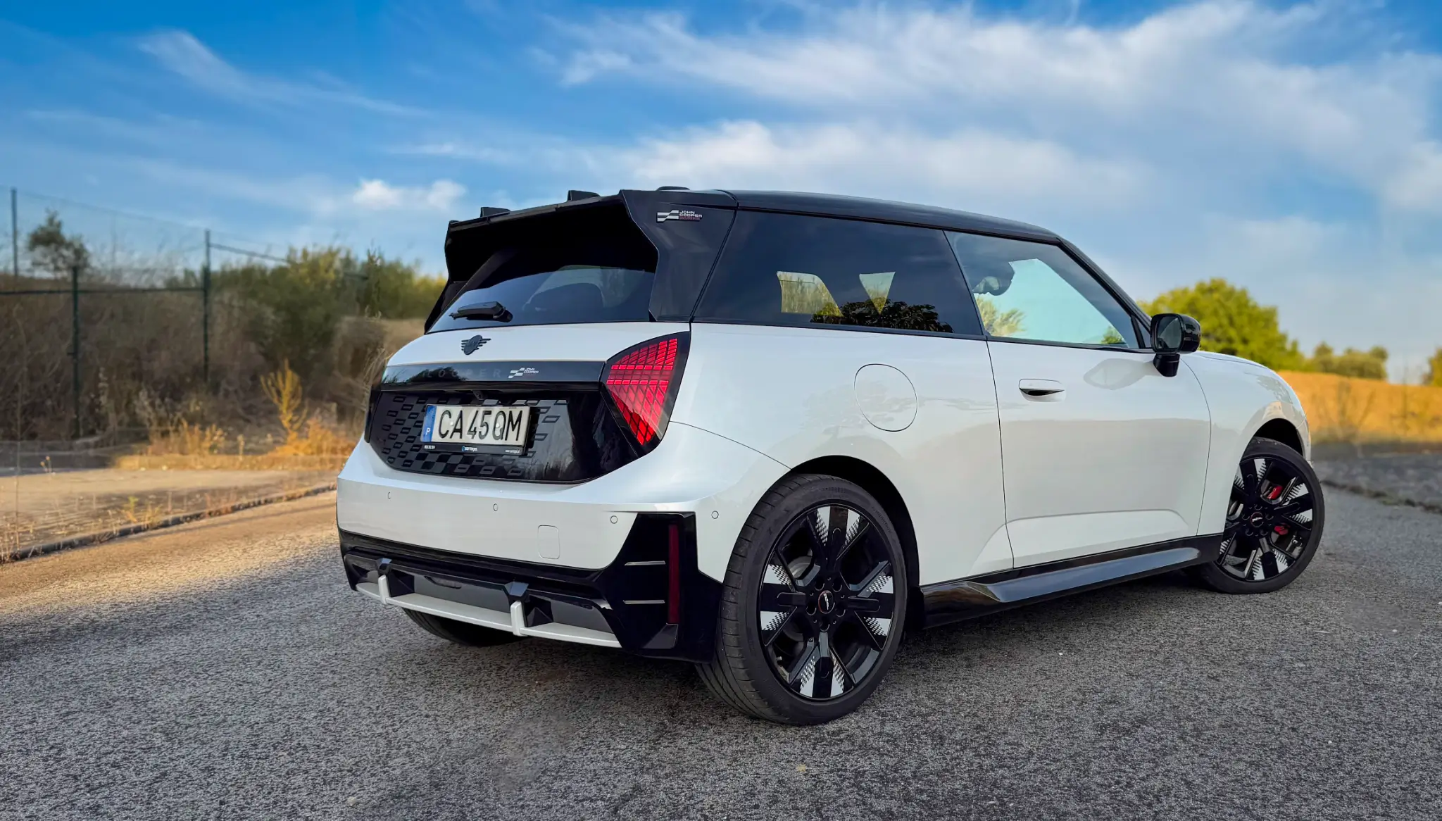 MINI JCW vista traseira 3/4