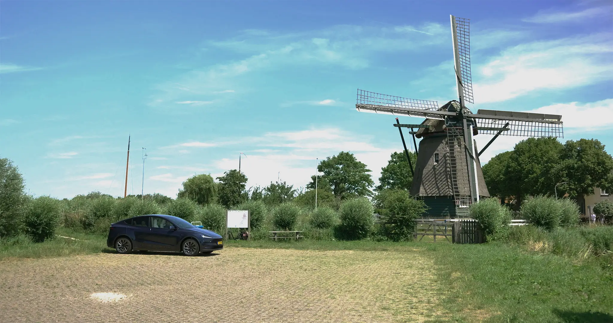 Tesla Model Y junto a un molino
