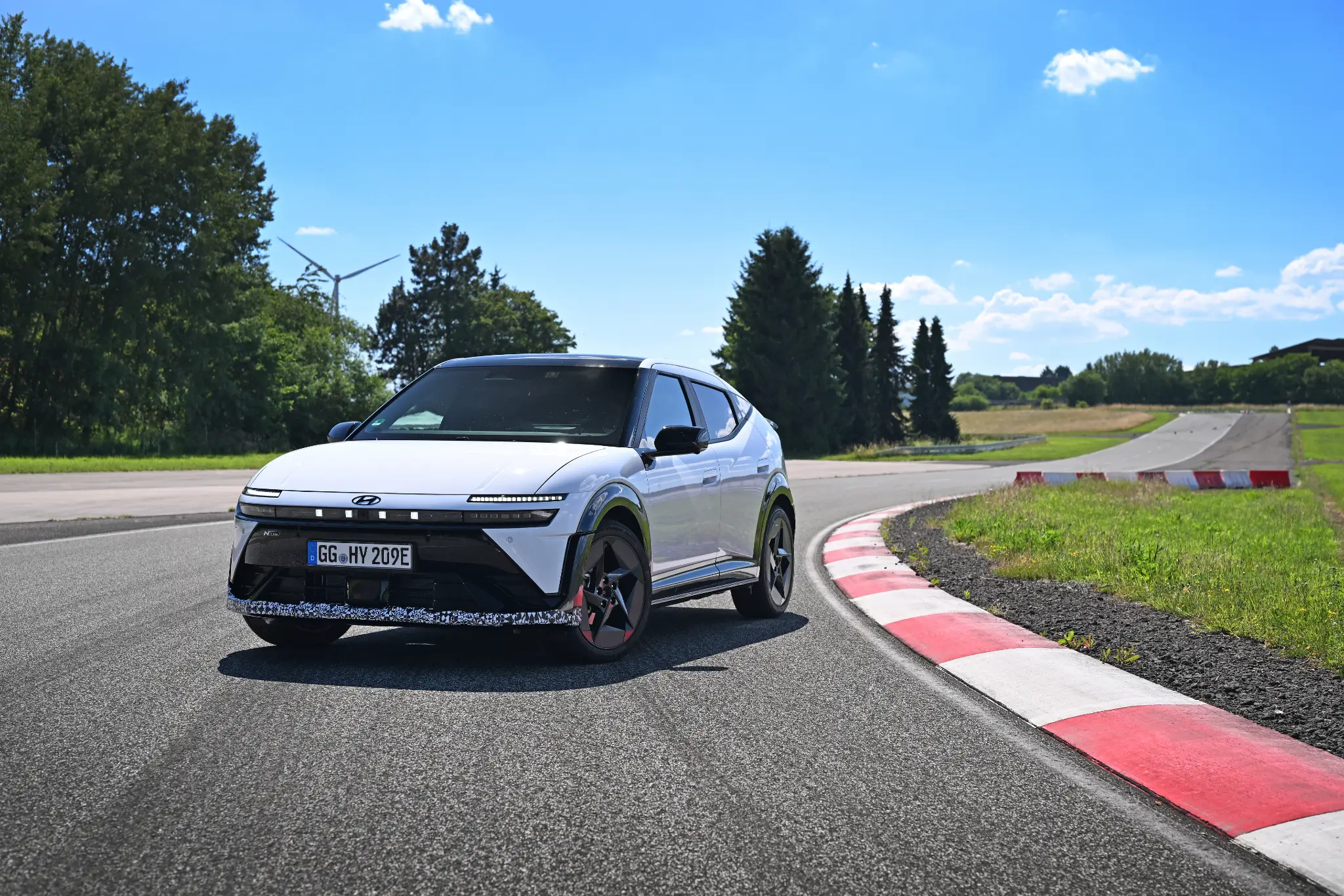 Hyundai IONIQ 3 vista dianteira 3/4