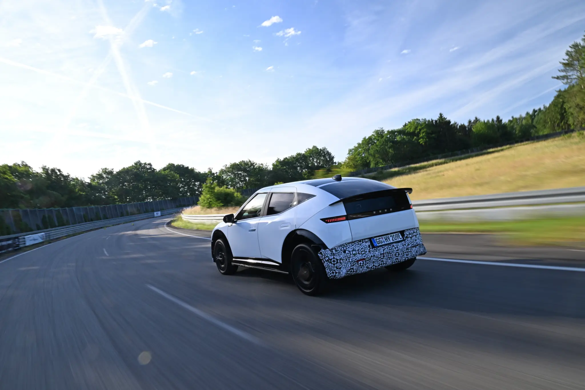 Hyundai IONIQ 3 vista traseira 3/4