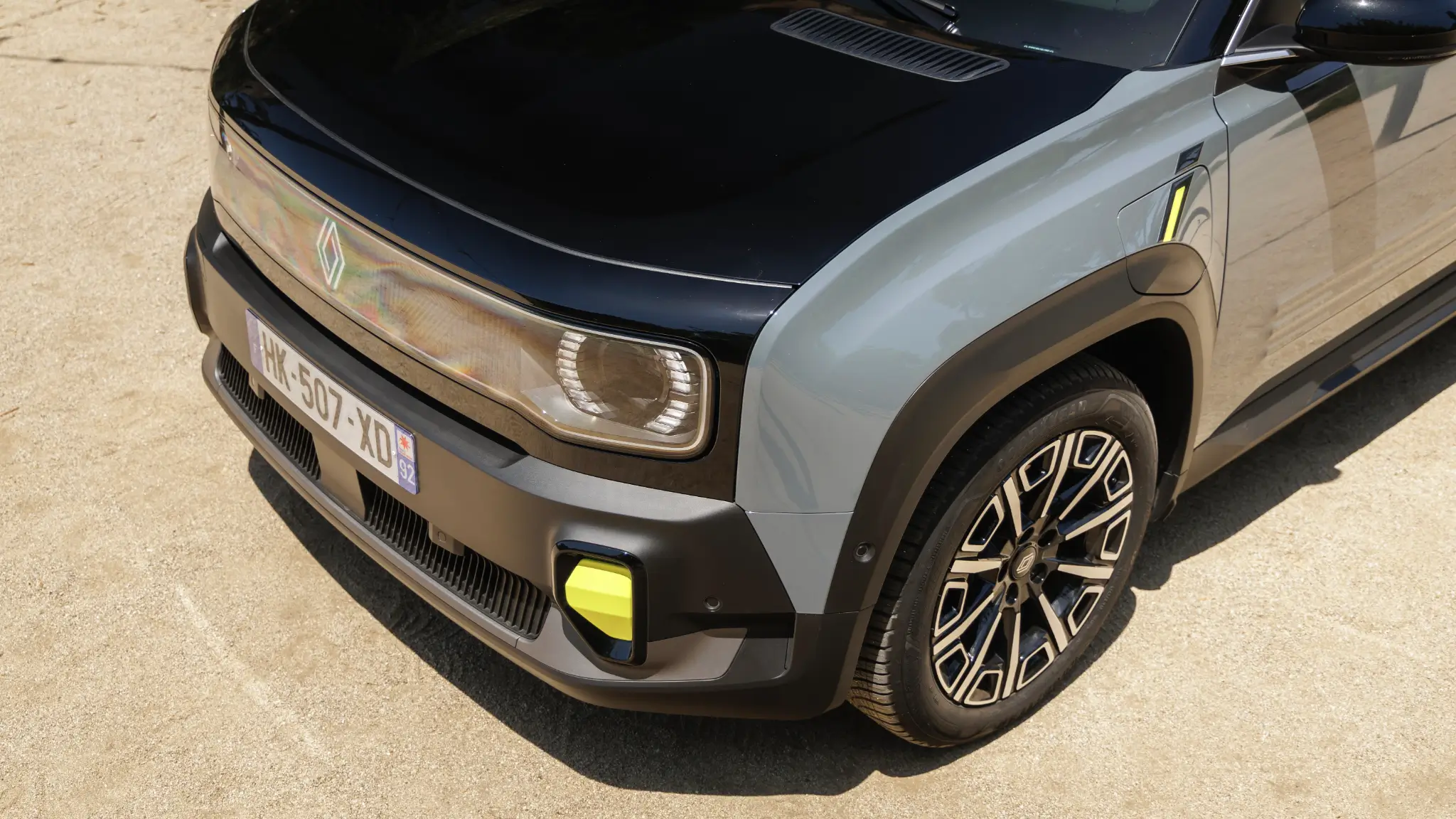 Detalhe da dianteira do Renault 4 Plein Sud