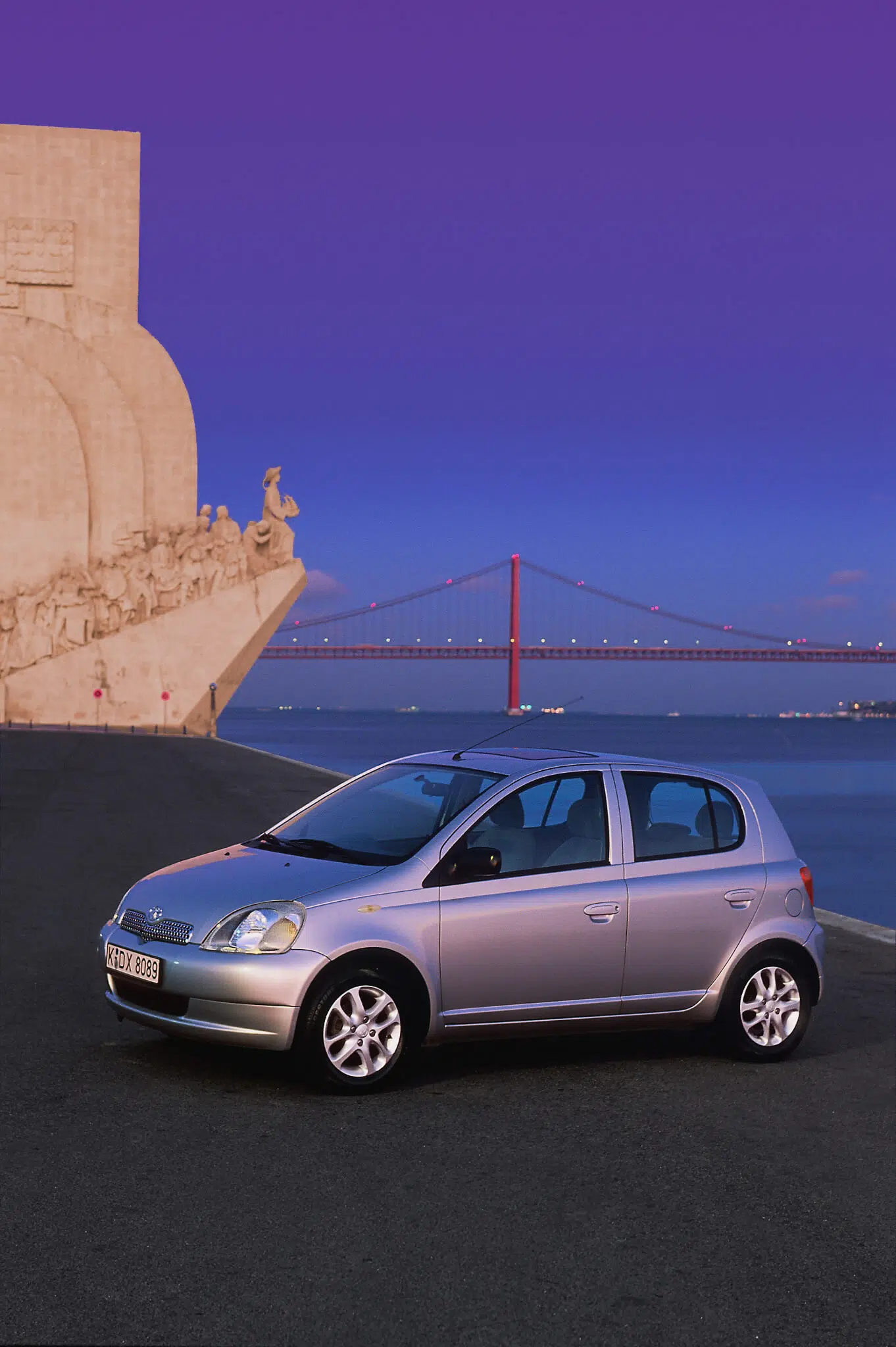 Toyota Yaris junto ao Padrão dos Descobrimentos vista dianteira 3/4