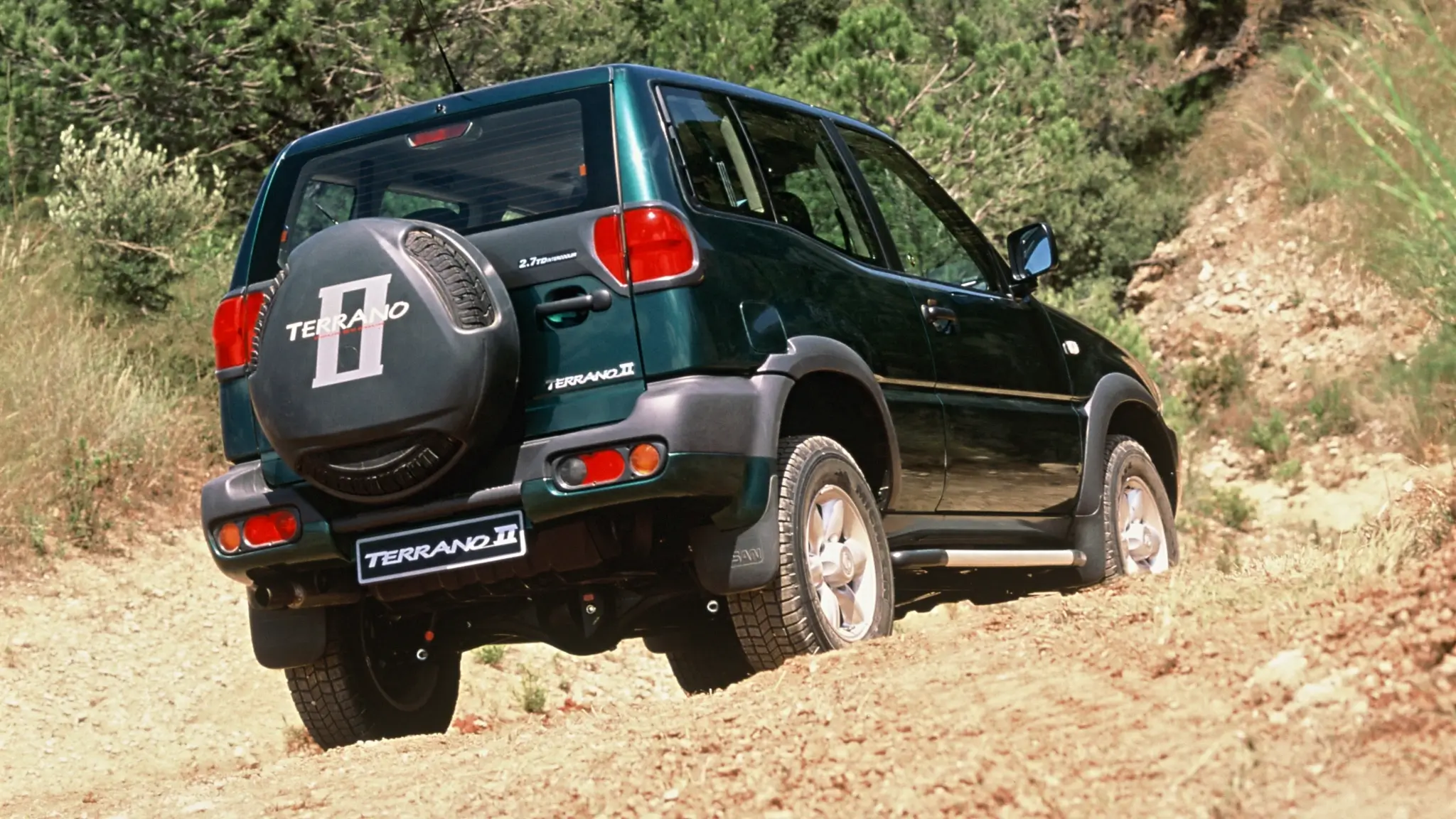 Nissan Terrano II vista traseira 3/4