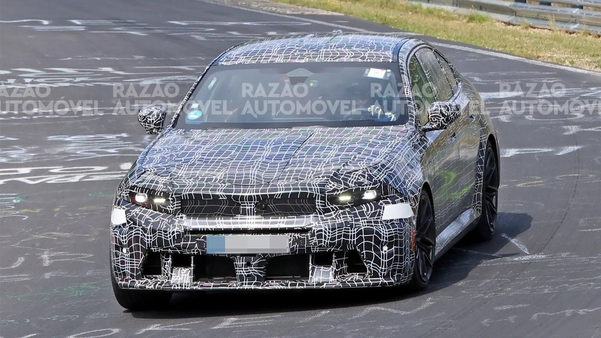 Protótipo BMW M5 facelift visto de frente