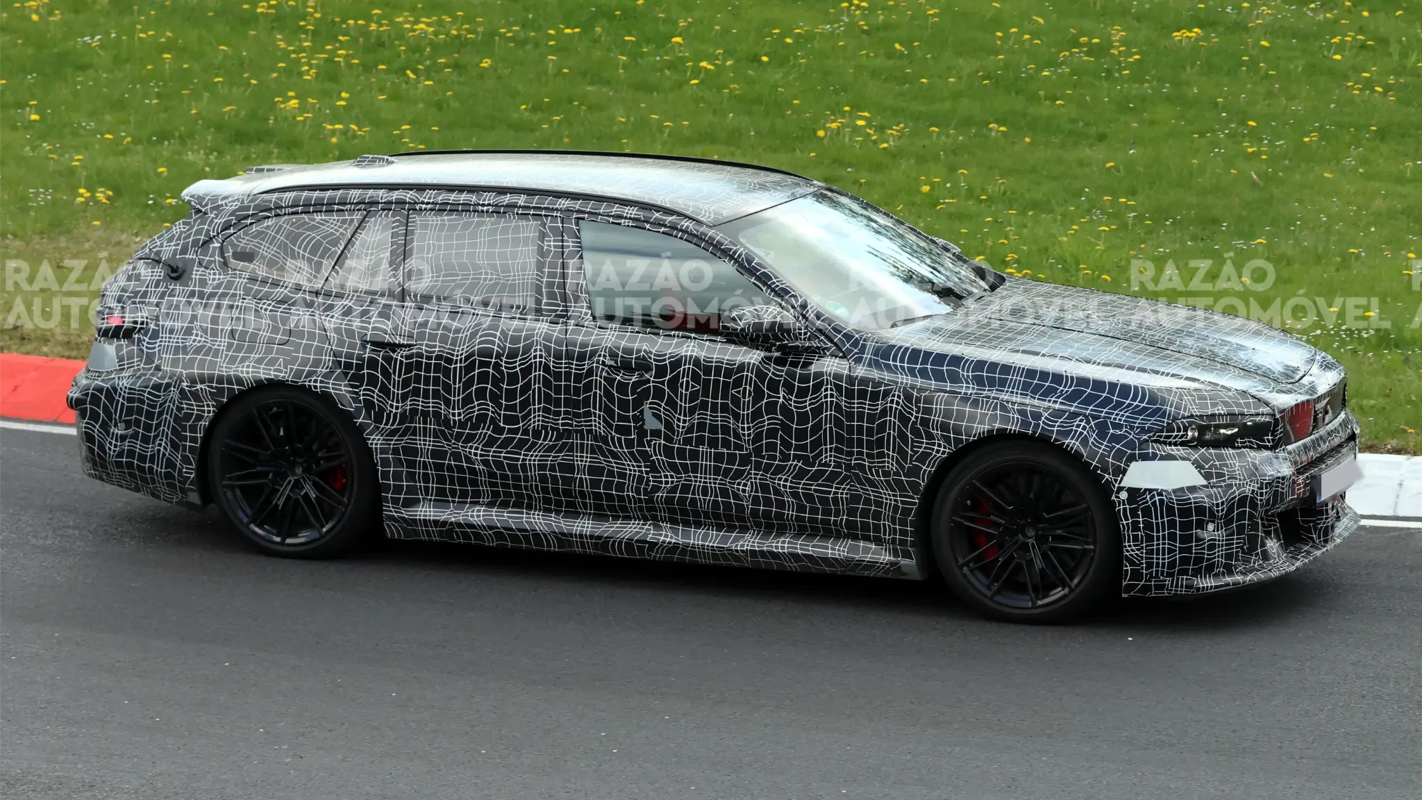 Protótipo BMW M5 Touring facelift de perfil