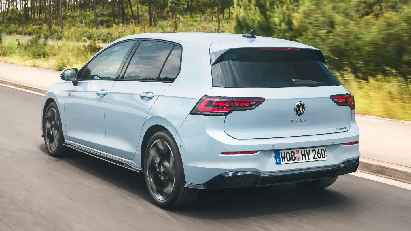 Volkswagen Golf Hybrid vista traseira 3/4