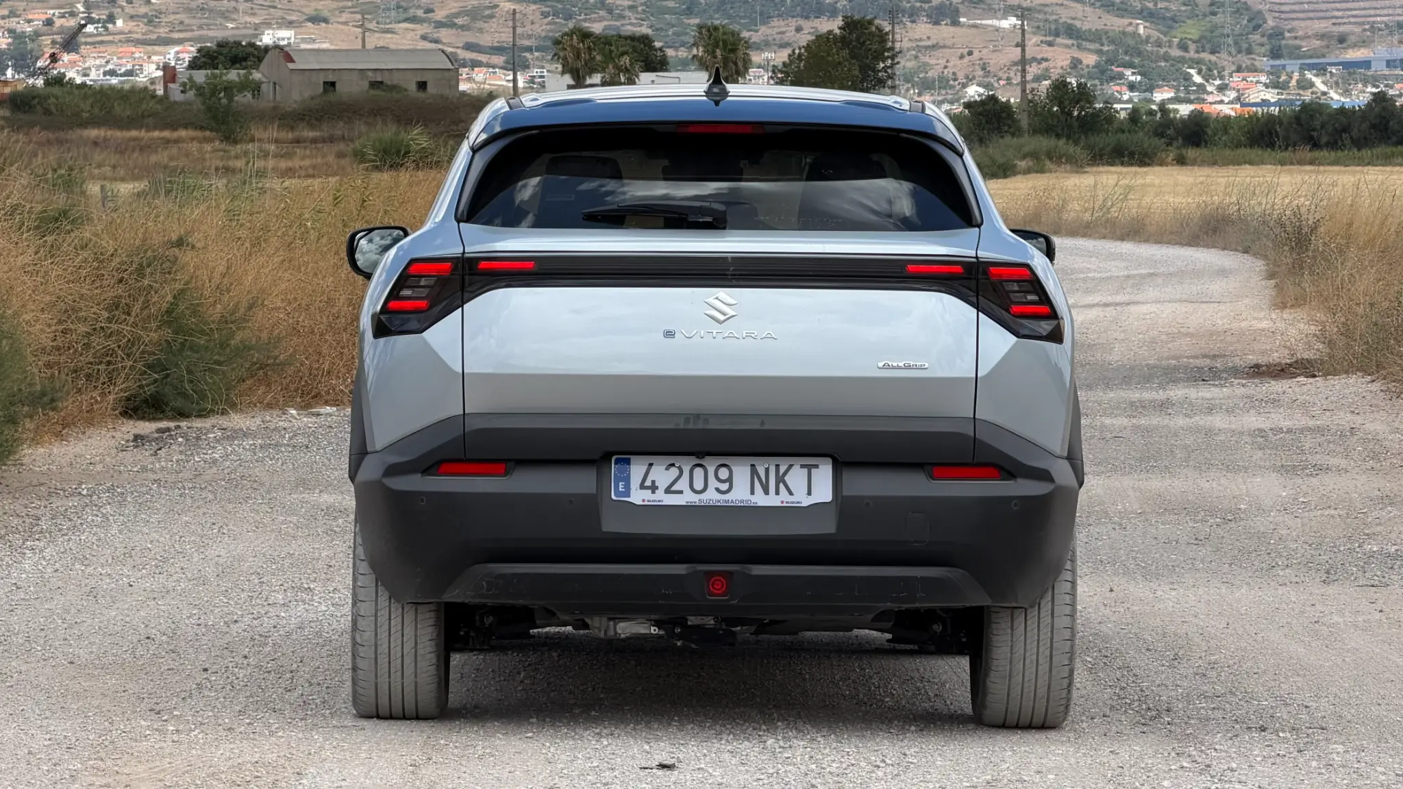 Suzuki e Vitara visto de trasero