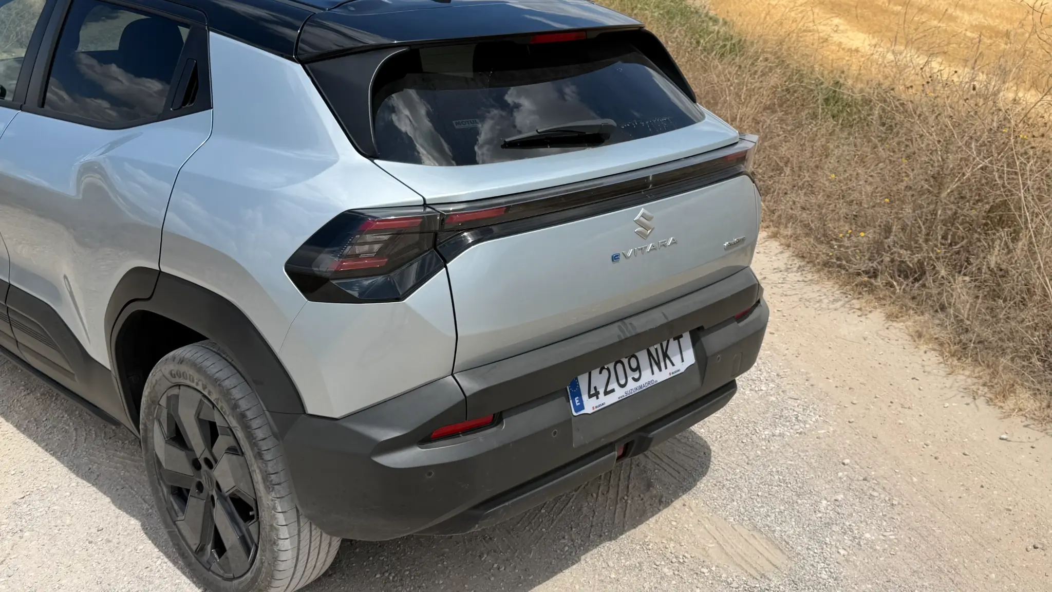 Suzuki e Vitara — portão da bagageira