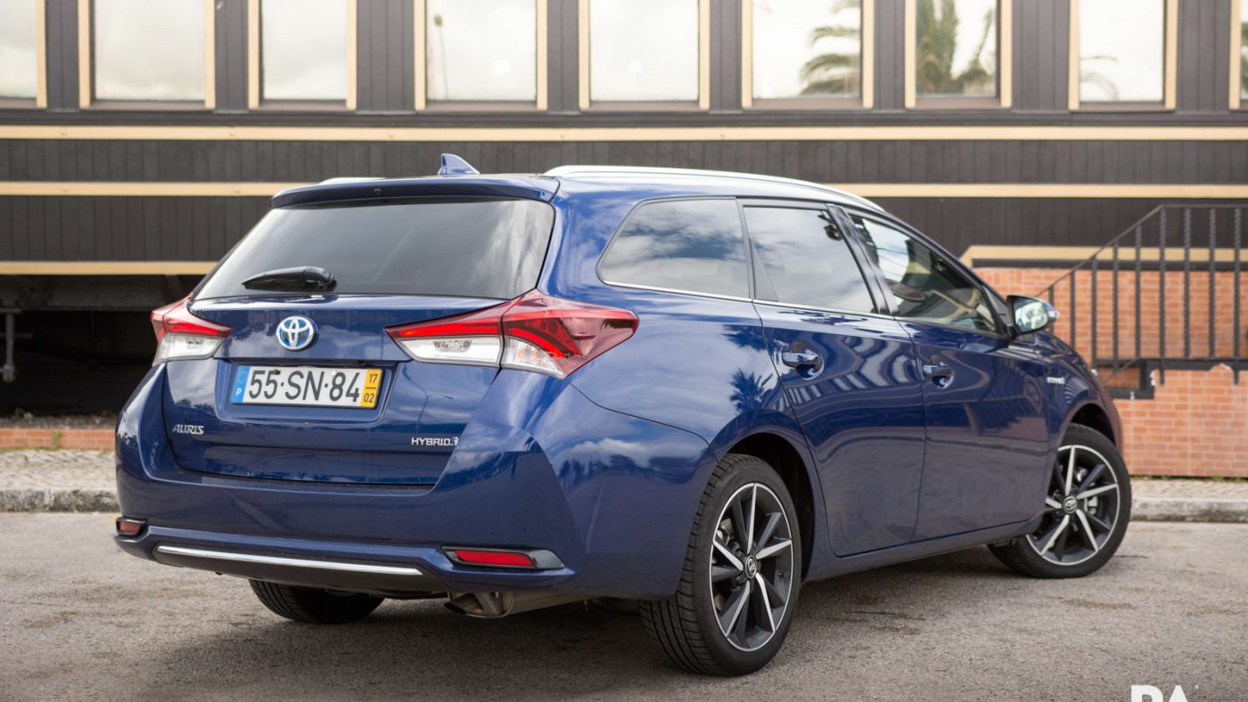 Toyota Auris Hybrid vista traseira 3/4