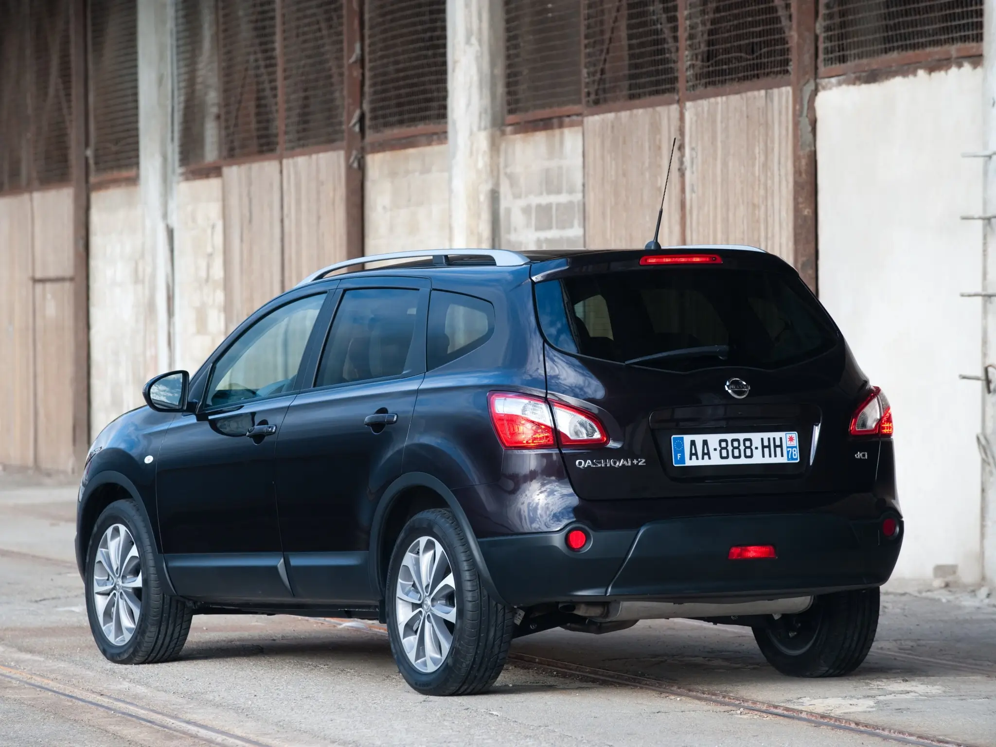 Nissan Qashqai +2 vista traseira 3/4