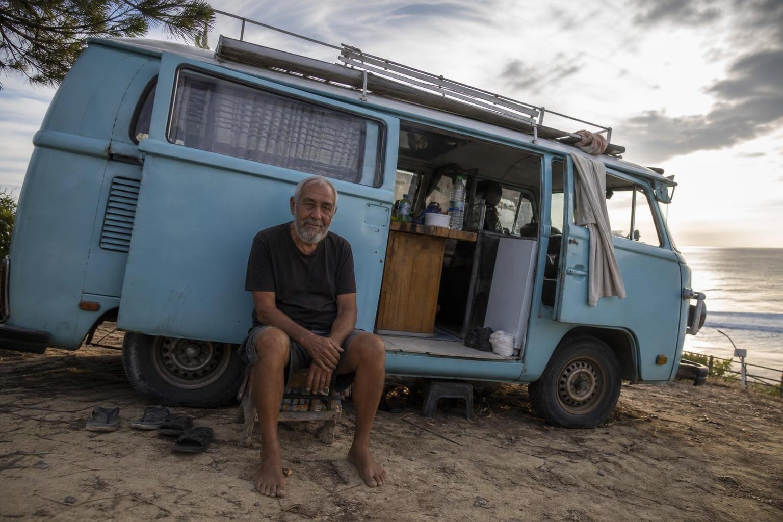 Don Ramiro tiene 78 años y vive desde hace una década en su combi frente al mar de Oaxaca : no piensa volver