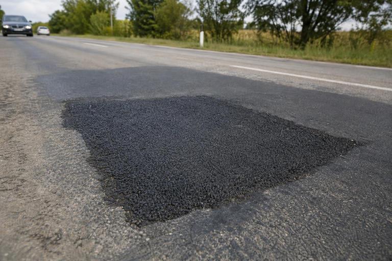 El asfalto que se repara solo con el calor del sol ya se prueba en carreteras reales : los baches tienen los días contados