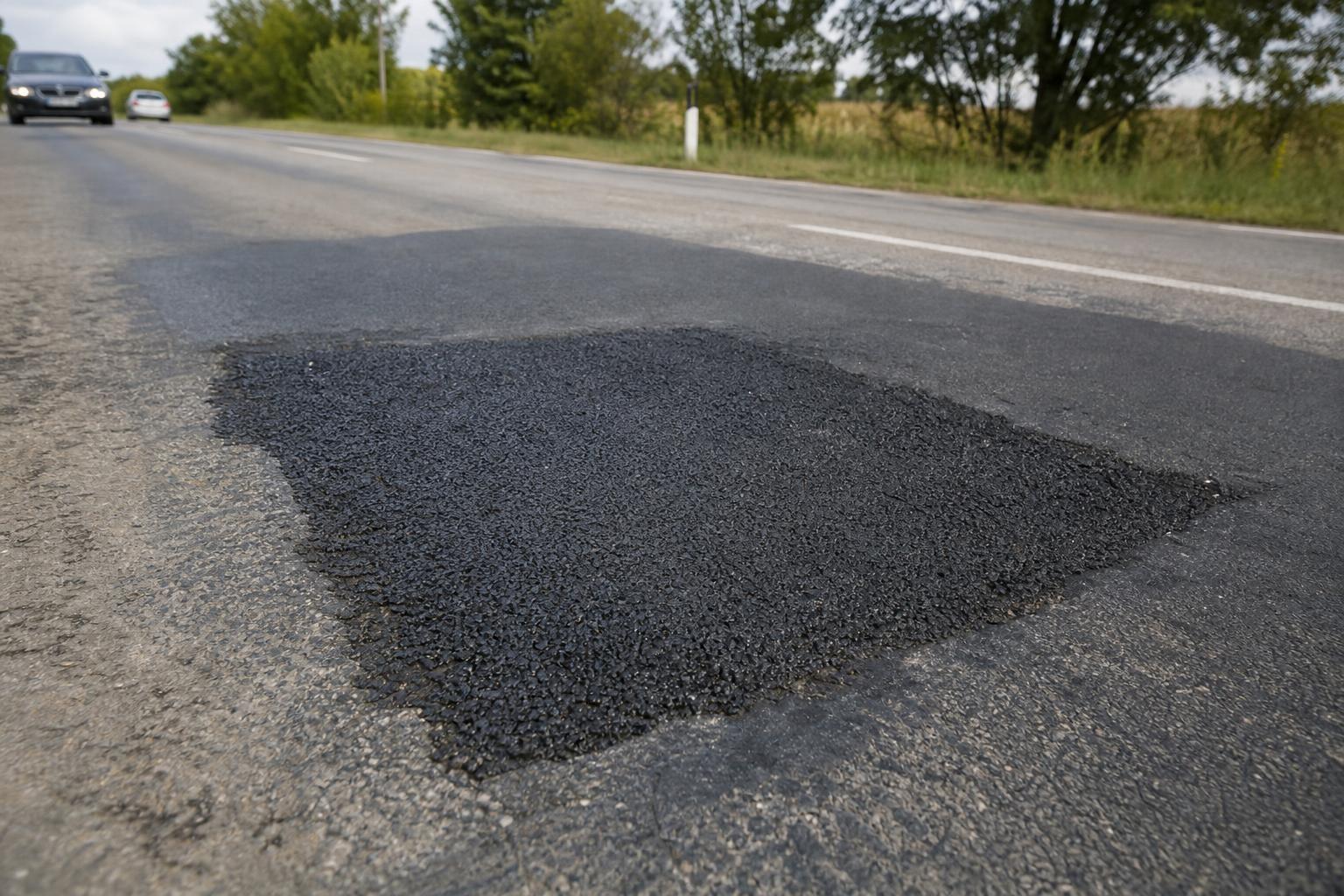 El asfalto que se repara solo con el calor del sol ya se prueba en carreteras reales : los baches tienen los días contados