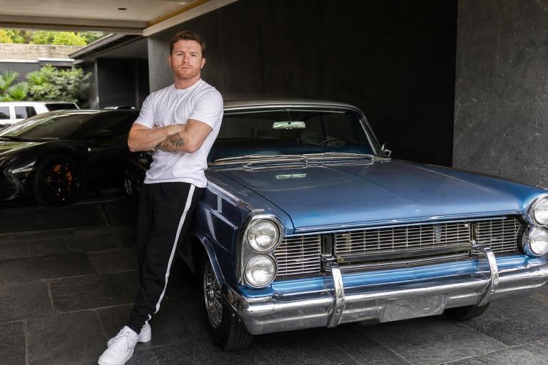 La colección de autos del Canelo vale millones de dólares pero su consentido es un clásico mexicano
