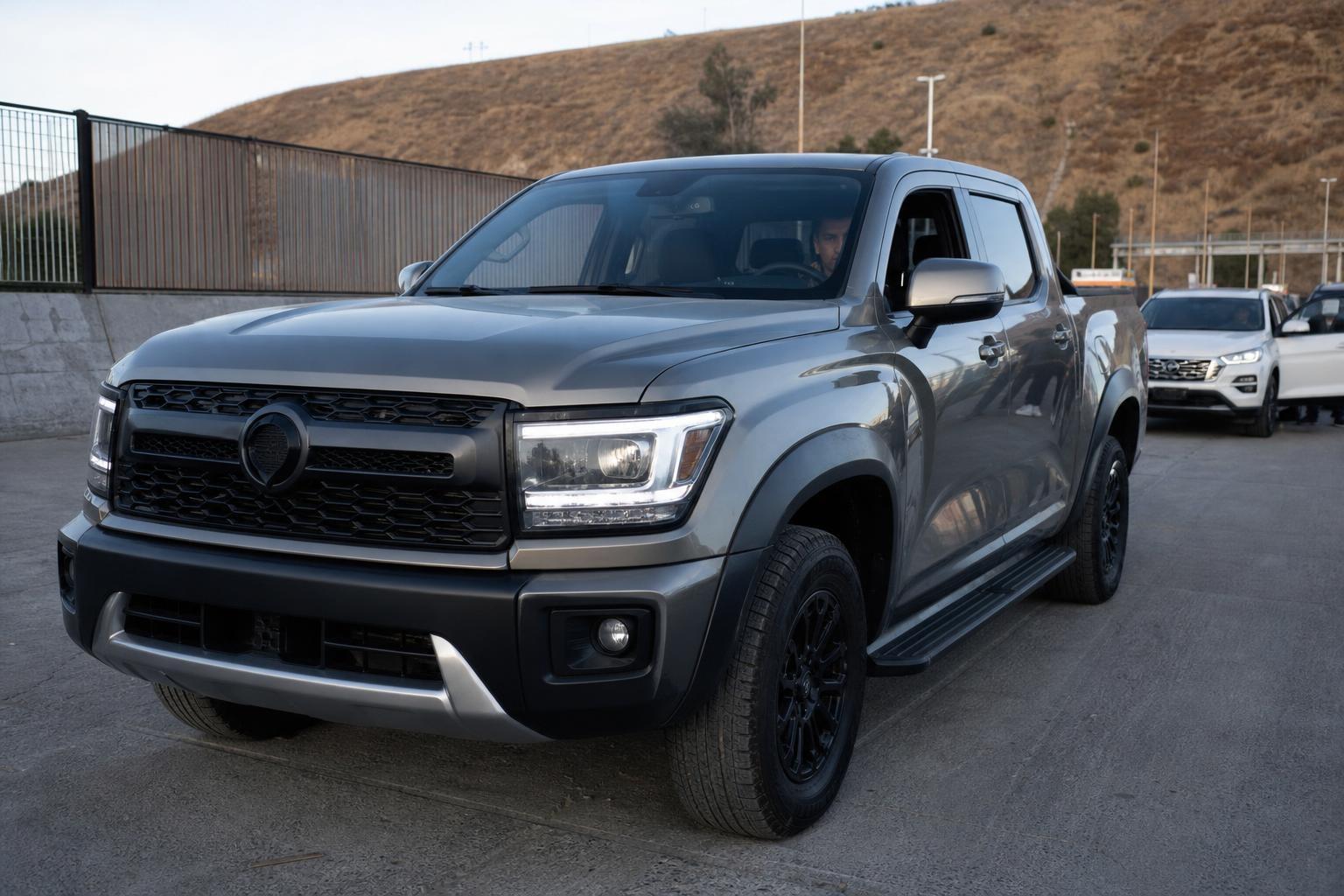 Se vende en México pero está prohibida en Estados Unidos : la pick-up china que cruza miradas en la frontera