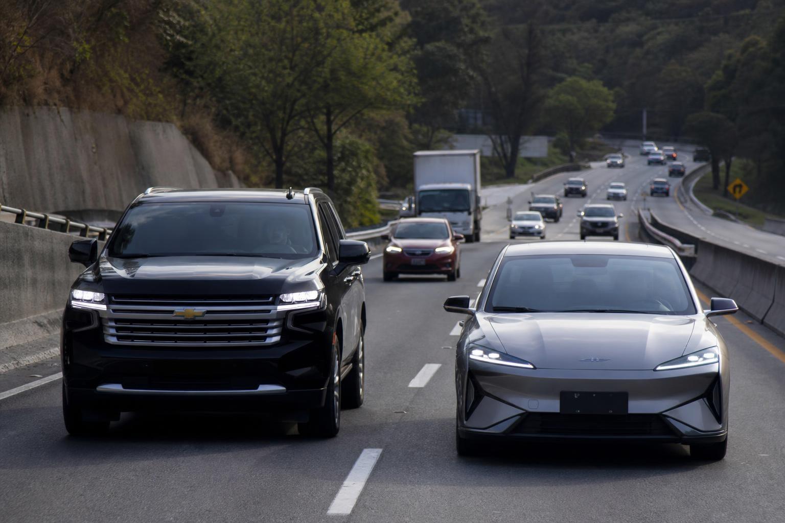 Una Suburban V8 contra una eléctrica china en la México-Cuernavaca : el resultado incomodó a más de uno