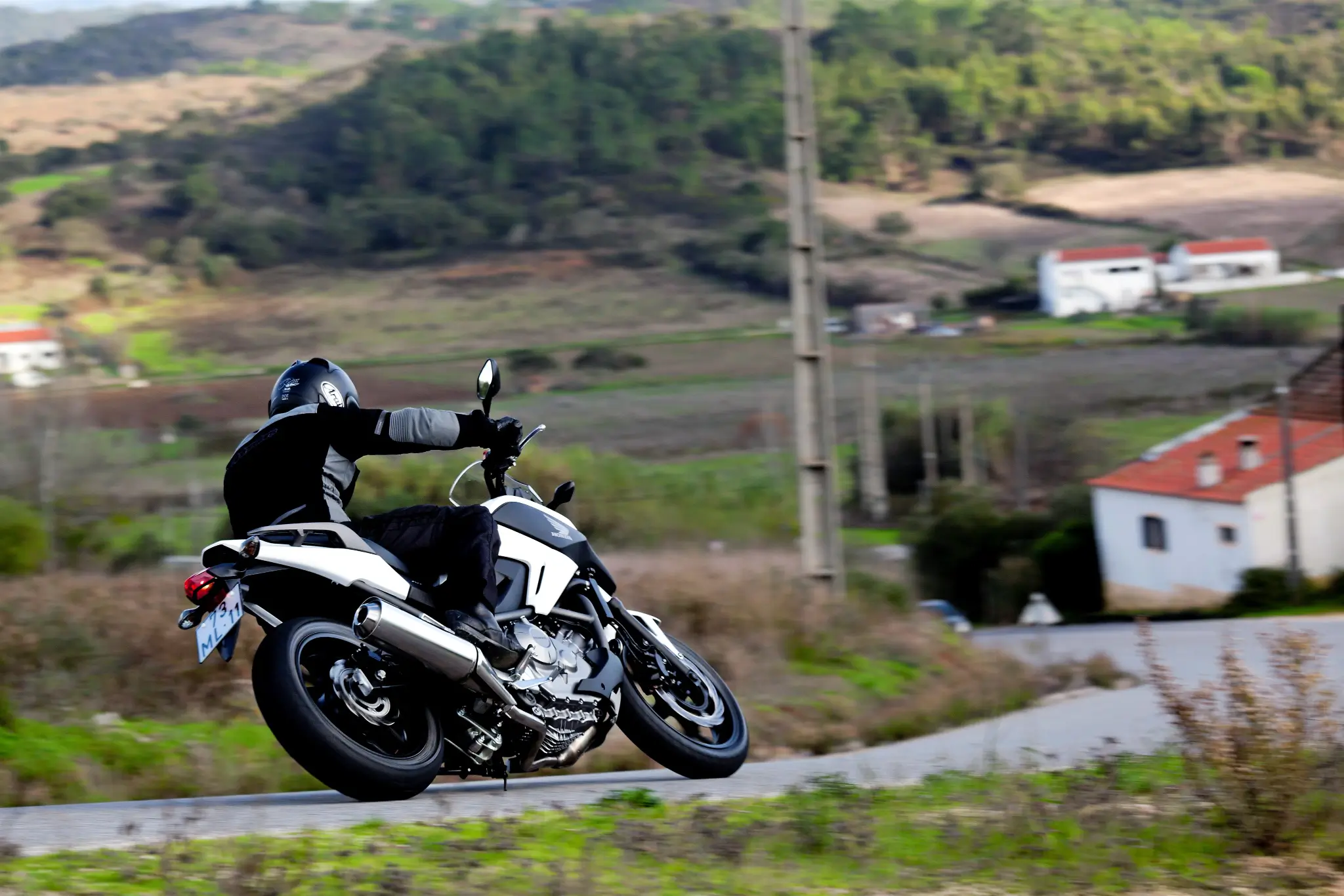 Honda NC700 X em movimento vista traseira